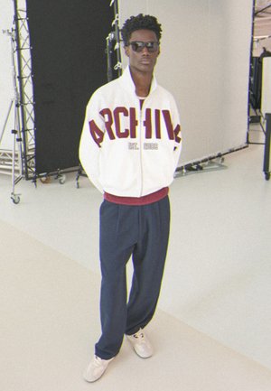 Bershka, ZIP-UP WITH PATCH - SWEATSHIRT - Tröja med dragkedja - stone