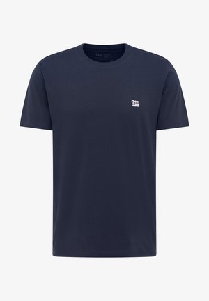 Sötétkék pamut póló rövid ujjal, kerek nyakkal és egy kis fehér hímzett logóval a mellrészen. Simaság, hétköznapi stílus.