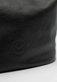 Borsa in pelle nera con texture, caratterizzata da un dettaglio del logo impresso, con una forma morbida e una finitura opaca.