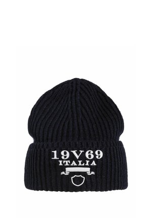 Navy gebreide beanie met ribbelstructuur. Voorzien van witte bedrukte tekst "19V69 ITALIA" en een schildenaccent aan de voorkant.