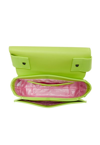 Pochette synthétique verte à texture lisse, fermeture à rabat et doublure en satin rose avec compartiments intérieurs pour l'organisation.