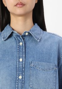 GAP BIG SHIRT LUCIA - Button-down blouse - medium wash
