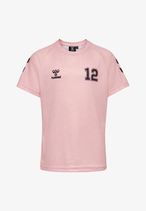 Lichtroze sport t-shirt van synthetische stof. Heeft korte mouwen, een ronde hals en zwarte nummers "12" en logo aan de voorkant.