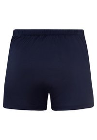 Tmavě modré boxerky vyrobené z měkké tkaniny, s elastickým pasem a jednoduchým, hladkým designem bez vzorů nebo akcentů.