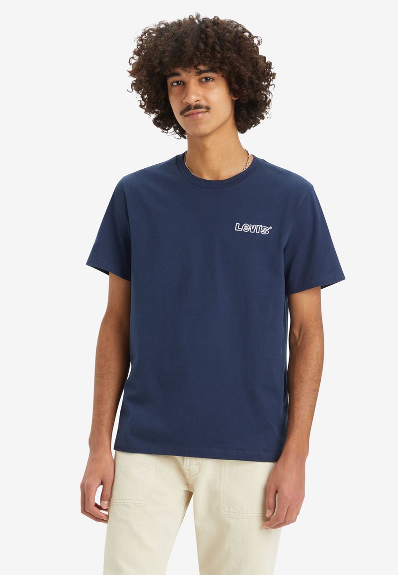 T-shirt de algodão azul-marinho com decote redondo e mangas curtas, apresenta um pequeno logo branco da Levi's na área do peito esquerdo.