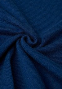 Marineblauer Strickstoff mit einer weichen, strukturierten Oberfläche, die einen leichten Glanz und subtile Farbschattierungen im Gewebe zeigt.