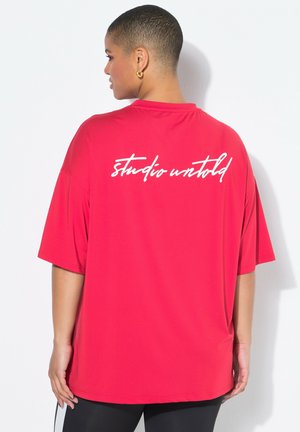 OVERSIZED RÜCKEN-STATEMENT RUNDHALS HALBARM - T-Shirt print - red