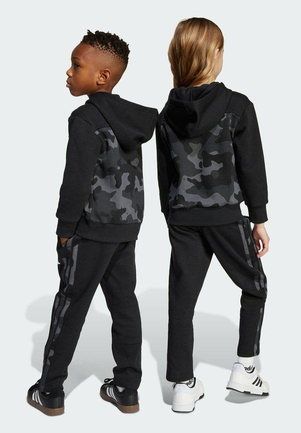 SEASONAL ESSENTIALS CAMO JOGGER SET - Tracksuit