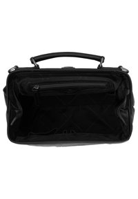 Bolso de mano de cuero negro con forma rectangular. El interior cuenta con un bolsillo con cremallera y textura acolchada. Accentos de metal en el asa.