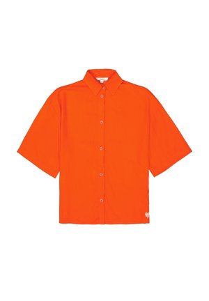 Camicia arancione brillante a maniche corte con bottoni, colletto appuntito e piccolo logo bianco vicino all'orlo inferiore su sfondo bianco.