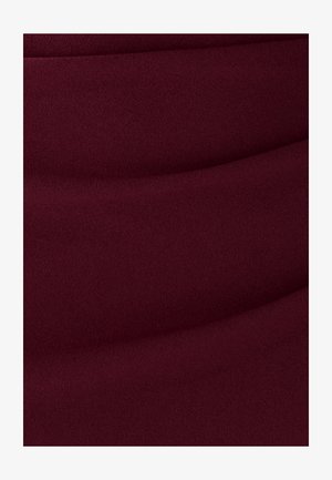Bordeaux stof met een gladde textuur, subtiele drapering en zachte golven, die diepte creëert door variaties in licht en schaduw.