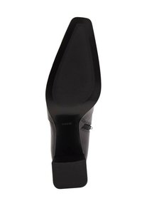 Sola di scarpa nera in pelle con tacco alto e motivo testurizzato. Base del tacco robusta e punta arrotondata. Etichetta del marchio ben visibile.
