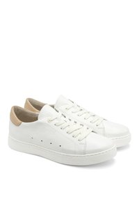 Weiße Leder-Sneaker mit strukturierter Oberfläche, versehen mit einem beige Akzent an der Ferse, Schnürverschluss und kleinen Perforationen an den Seiten.