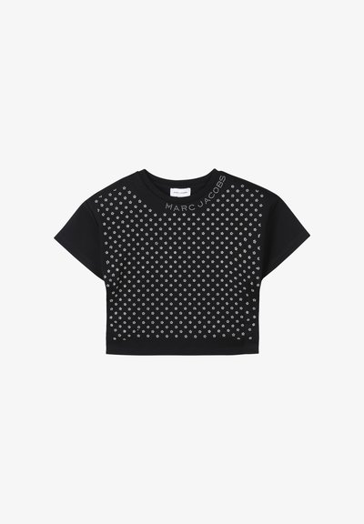Zwart cropped t-shirt met korte mouwen, versierd met zilveren studs en bloemenpatronen. "MARC JACOBS" gedrukt in metallic letters op de schouder.