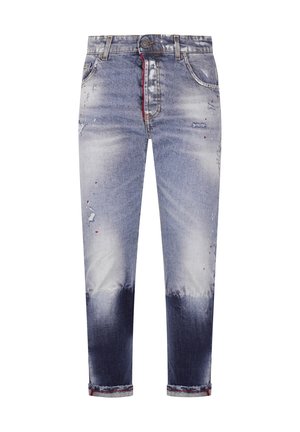 Pánské úzké modré džínové kalhoty s vyšisovanými a ošoupanými místy a červeným akcentem na vnitřním zapínání a ohrnutých lemech.