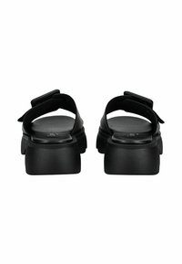 Sandales noires avec une tige en cuir lisse, une sangle réglable et une semelle en caoutchouc noir solide et épaisse pour le confort. Conçues avec un dos ouvert.