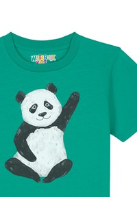 Teal katoenen T-shirt met een cartoon panda met zwarte oren en ledematen, die zittend zwaait, met een witte buik en zwarte accenten.