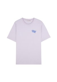 Lyse lilla T-shirt lavet af bomuld. Har rund halsudskæring og korteærmer. Lille blåt grafisk tekst på den øverste venstre bryst.
