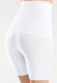 Shorts modellanti bianchi a vita alta, realizzati in materiale elastico, con una texture liscia e un design senza cuciture, lunghi fino a metà coscia.