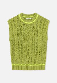 Gilet senza maniche verde a maglia intrecciata con collo rotondo e orlo a costine, disteso su sfondo bianco.