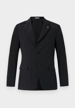 Blazer nero in tessuto liscio, con rever a punta, due bottoni, tasche a patta e un logo decorativo sul rever sinistro.
