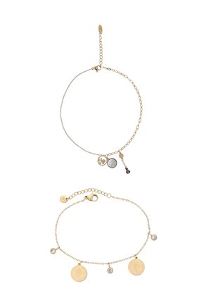 Două brățări de aur cu talismane, una cu talismane rotunde, în formă de disc și chitară, cealaltă cu talismane sub formă de monedă și pietre mici prețioase pe lanțuri fine.