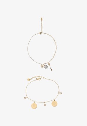 Zwei goldene Charm-Armbänder, eines mit runden, scheibenförmigen und gitarreförmigen Anhängern, das andere mit Münz- und kleinen Edelstein-Anhängern an feinen Ketten.