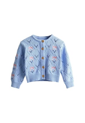 Hellblauer, gestrickter Baby-Cardigan mit Holzknöpfen, Rautenmuster und kleinen, pink gestickten Schleifen auf der Vorderseite und den Ärmeln.