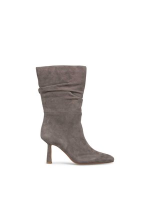 Stivale alla caviglia in suede grigio con design drappeggiato, punta affusolata e tacco a stiletto di 3 pollici. Texture liscia senza hardware visibile.