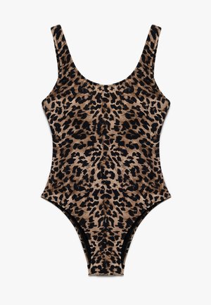 Bañador de una sola pieza con estampado de leopardo, escote en forma de barco, tirantes anchos, espalda baja y corte alto en los muslos. La tela parece suave y ajustada.