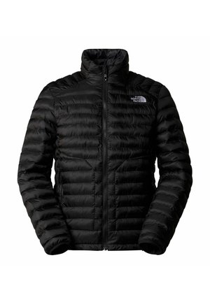 Chaqueta de plumas negra con cuello alto, cierre de cremallera y textura acolchada. Presenta un logo en el lado izquierdo del pecho. Diseño ligero y aislante.