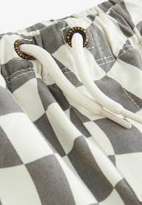 Next PULL ON - REGULAR FIT - Short - monochrome checkerboard