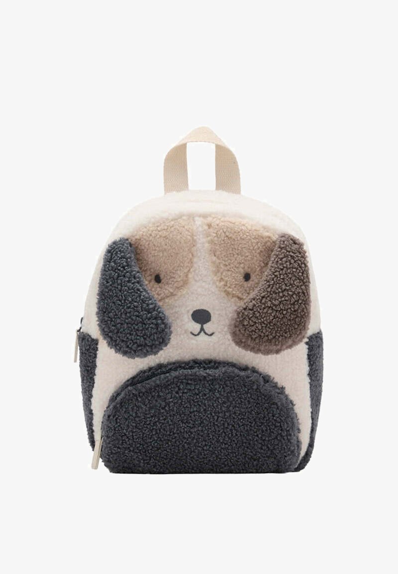Petit sac à dos doux conçu comme un visage de chien en peluche avec des oreilles tombantes beige, marron et gris foncé, doté d'une poignée supérieure et d'une fermeture éclair.