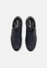 Marineblaue Ledersneaker mit einem Reißverschluss und Schnürdesign. Glatte Textur mit dezenten Akzenten, runder Zehenform und gepolsterter Innensohle.