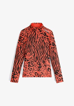Langsleeve sporttop in feloranje met een zwart dierenprintpatroon, hoge halslijn en ritssluiting bij de kraag.