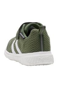 Grüner Mesh-Sneaker mit weißen Streifen, gepolstertem Knöchelkragen und Gummisohle. Verfügt über einen schwarzen Akzent an der Ferse und eine strukturierte Oberfläche.