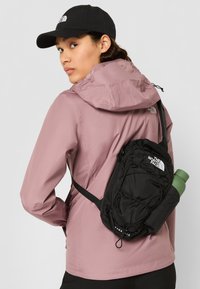 The North Face BOREALIS SLING - Turistinė kuprinė - black/white