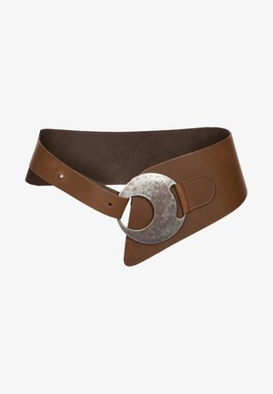 Large ceinture en cuir marron avec une boucle ronde surdimensionnée en argent vieilli, présentant une extrémité pointue asymétrique.