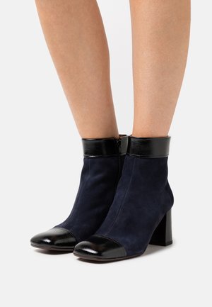 Chie Mihara, Bottines - dark blue