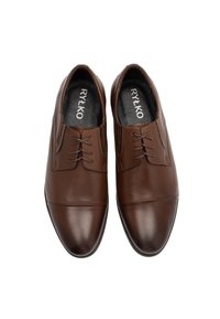 Pantofi de piele maro, cu un finisaj neted, design cu vârful închis, sistem de închidere cu șire și detalii de cusătură discrete pe partea superioară.