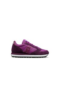 Scarpe sportive viola con una combinazione di texture lisce e scamosciate, suola bianca e un logo vicino al tallone con accenti rotondi sui lati.