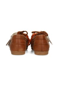 Braune Lederschuhe mit glatter Textur, die kontrastierende Schnürsenkel in Orange und Creme sowie eine flache Gummisohle aufweisen.