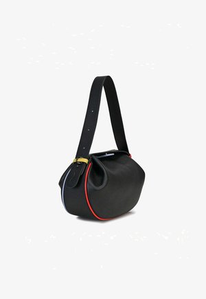 Fekete bőr kézitáska texturált felülettel, ívelt formával, piros és kék díszítésekkel, valamint széles, állítható pánttal aranyszínű fém részlettel.