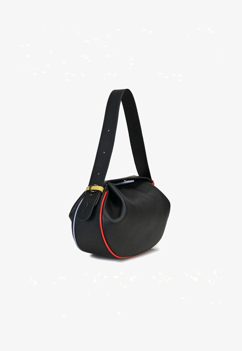 Čierna kožená kabelka s textúrovaným povrchom, zakriveným tvarom, červenými a modrými akcentmi a širokým nastaviteľným popruhom so zlatým kovovým detailom.