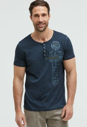 Camp David, CAMP DAVID HENLEY-T-SHIRT MIT PRINT UND STICKEREIEN - Print T-shirt - faded navy