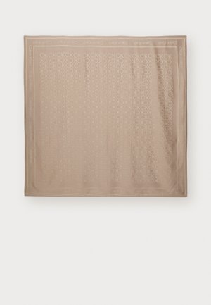 Sciarpa Calvin Klein in morbido tessuto beige con un delicato motivo logo. Forma quadrata con bordi cuciti, texture liscia e design minimalista.