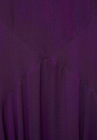 Lila Kleid, leichtes Material mit glatter Textur, mit Falten und einem gekreuzten Stickdesign an der Brust.