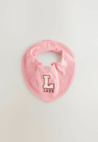 Bavoir rose à côtes en forme de bandana. Présente un "L" et "LOVE" brodés dans des couleurs contrastées. Fermeture à pression sécurisée.