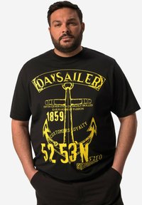 Černé bavlněné tričko s žlutou grafikou kotvy a textem "DAYSAILER" s GPS souřadnicemi, volný střih, krátké rukávy.