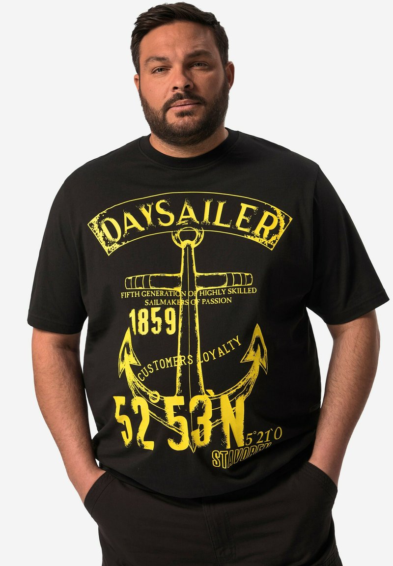 Černé bavlněné tričko s žlutou grafikou kotvy a textem "DAYSAILER" s GPS souřadnicemi, volný střih, krátké rukávy.